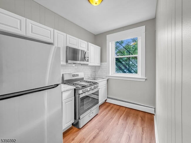 Building Photo - 154 Hudson St