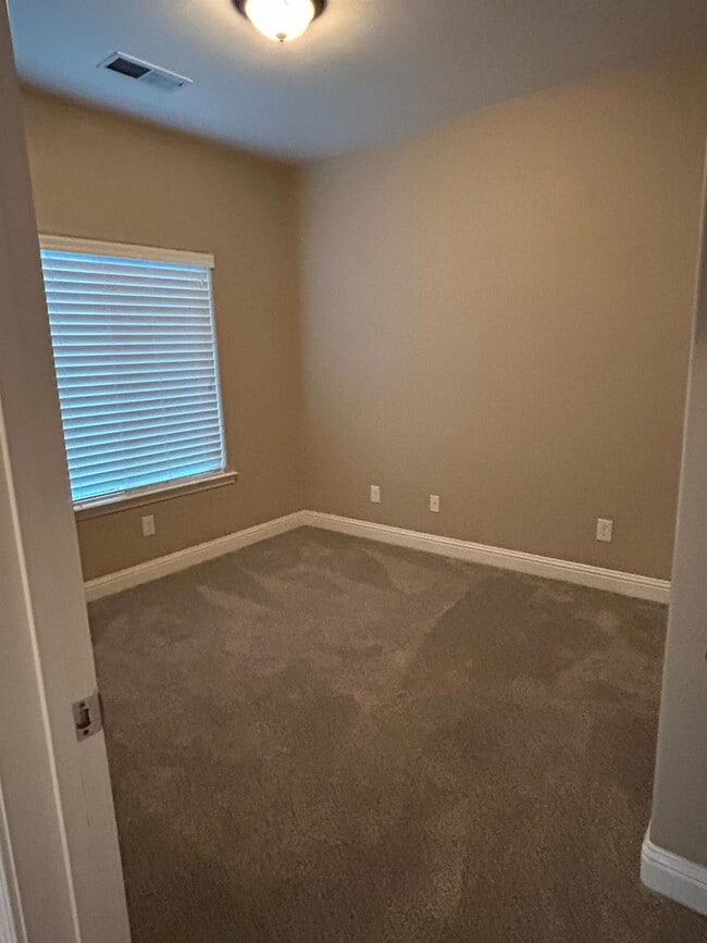 Building Photo - 2656 Cherry Tree Dr