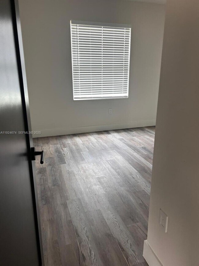 Building Photo - 710 Bedford Point Ave