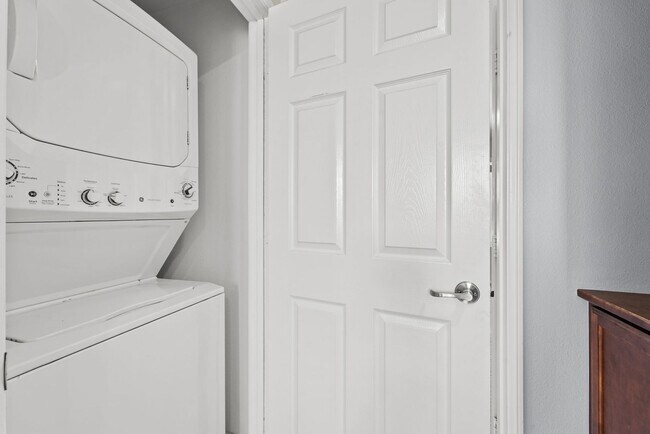 Building Photo - 2 Bedroom Townhome in the Lakepointe Community!