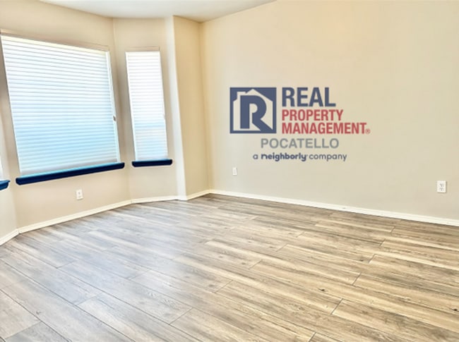 Building Photo - 5 Bedroom 3.5 Bath House - Pet Friendly