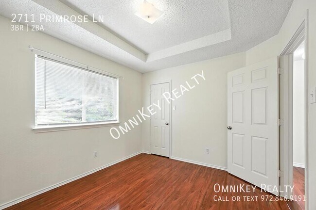 Building Photo - 2711 Primrose Ln