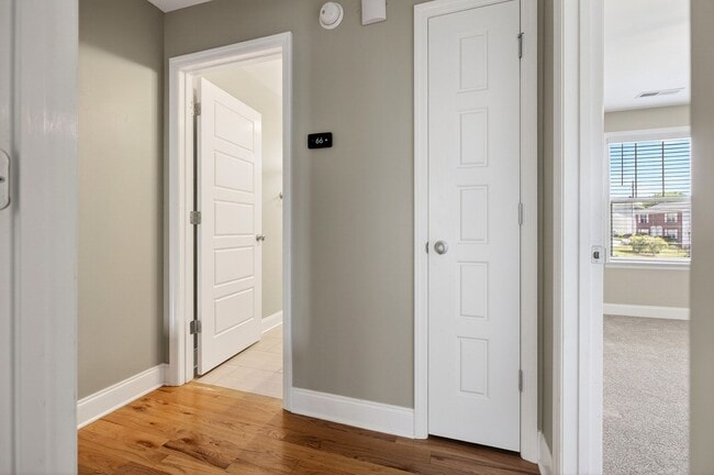 Building Photo - Luxury Size Townhome