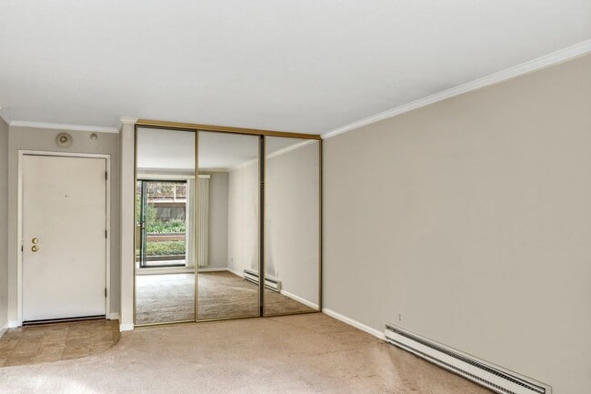 Building Photo - Sunny, 1 bedroom located on the 2nd floor ...