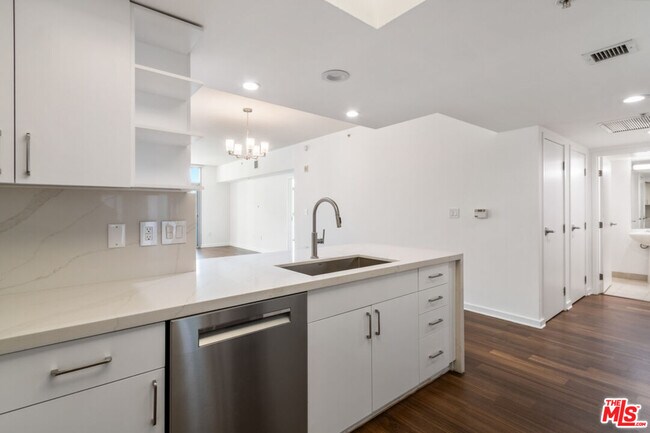 Building Photo - 13700 Marina Pointe Dr