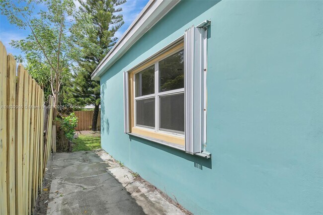 Building Photo - 320 NW 51st Ct