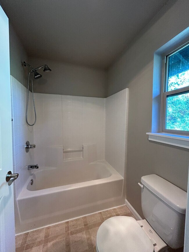 Building Photo - MOVE IN SPECIAL!   4 Bedroom / 2.5 Bathroo...