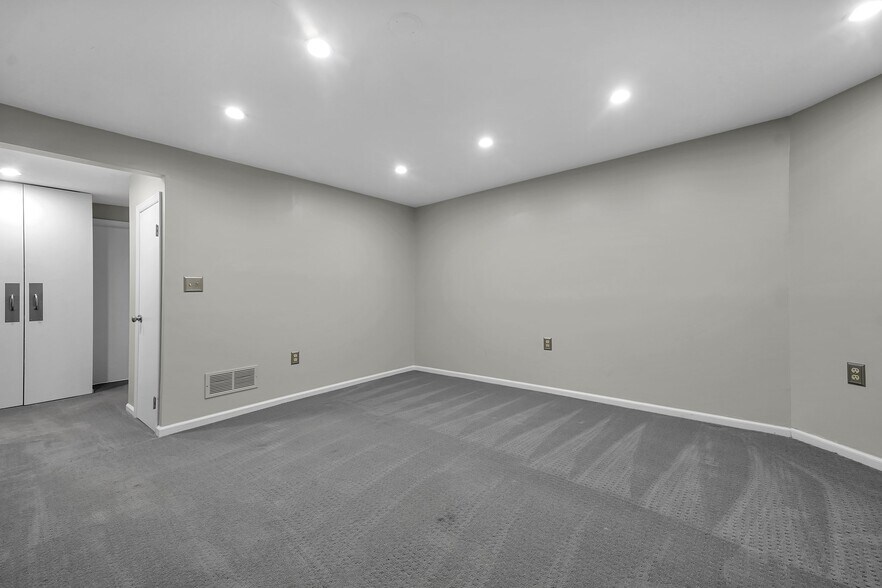 Building Photo - 992 Neil Ave