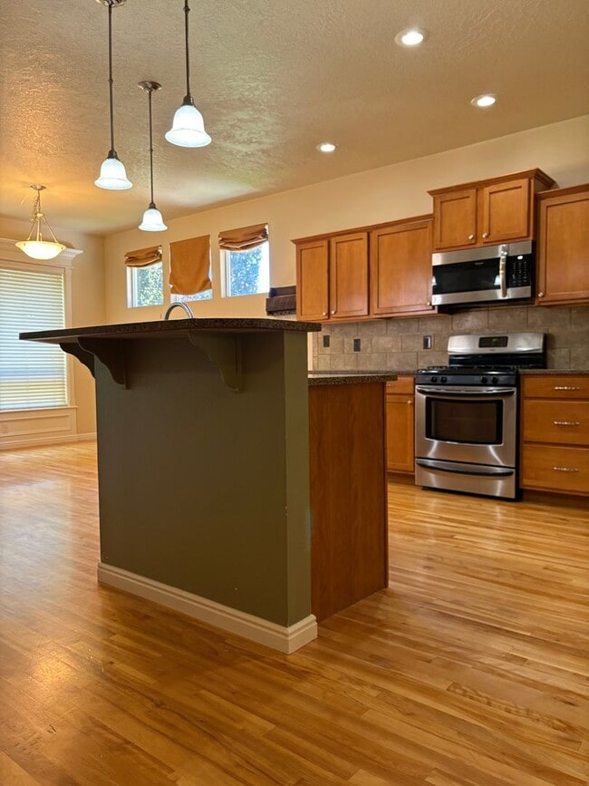 Building Photo - "Luxury Living: Stunning home with marble counter tops & Fireplace!"