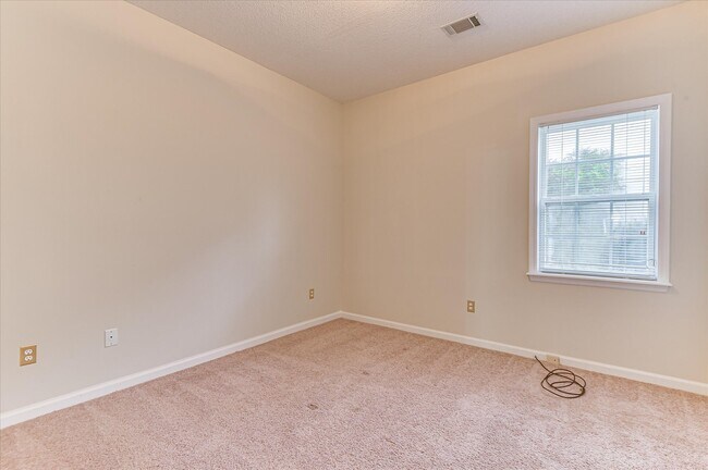 Building Photo - 2937 Hillcreek Dr