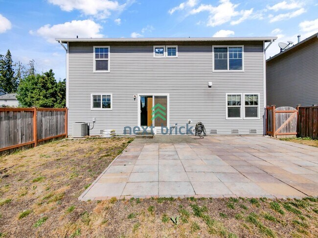 Building Photo - 4 Bed and 2.5 Bath Single-family Home is A...