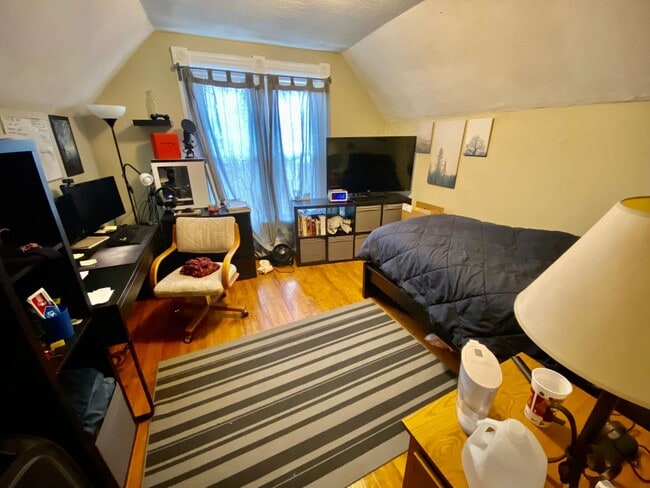 Building Photo - SPACIOUS 4BD House near U of M & Dinky Town! Avail. 9/1/26!