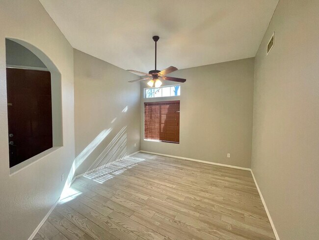 Building Photo - 686 W Del Rio St