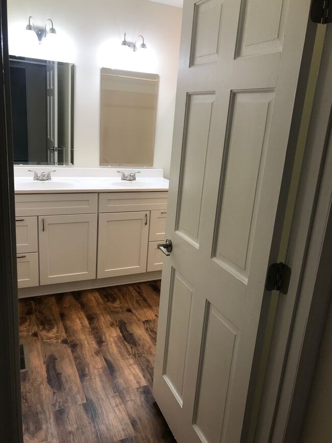 Building Photo - 112 Sycamore St