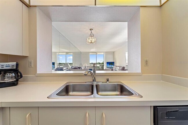Building Photo - 6021 Bahia Del Mar Cir