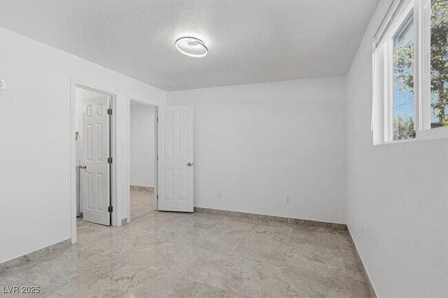 Building Photo - 3760 Briarwood Ave