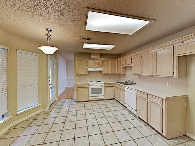 Building Photo - *No App Fee.*1 Month FREE Rent w/move in b...