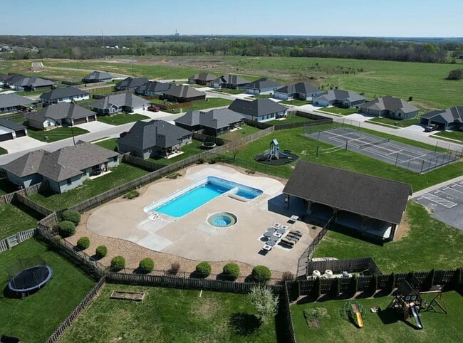 Building Photo - Beautiful 4 bedroom house with privacy fen...