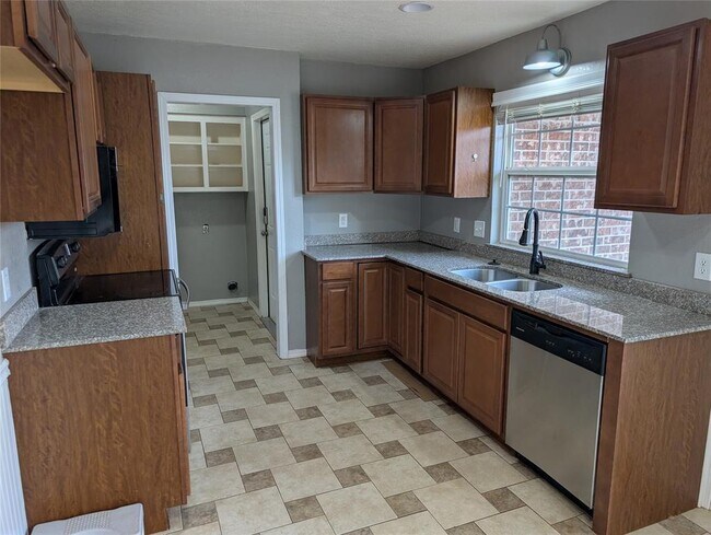 Building Photo - 16904 Meadow Lake Cir