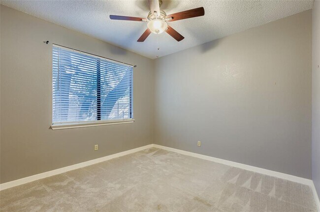 Building Photo - 10703 Oak View Dr