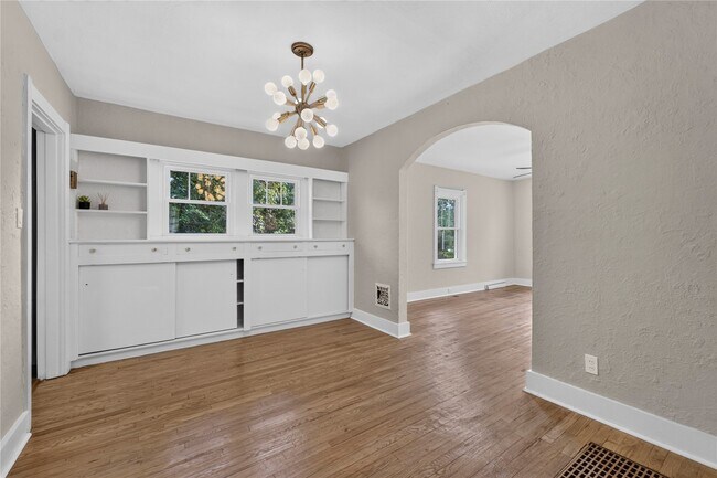 Building Photo - 423 Heman Dr