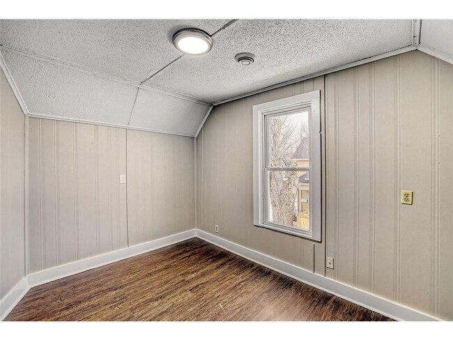 Building Photo - 911 Sims Ave