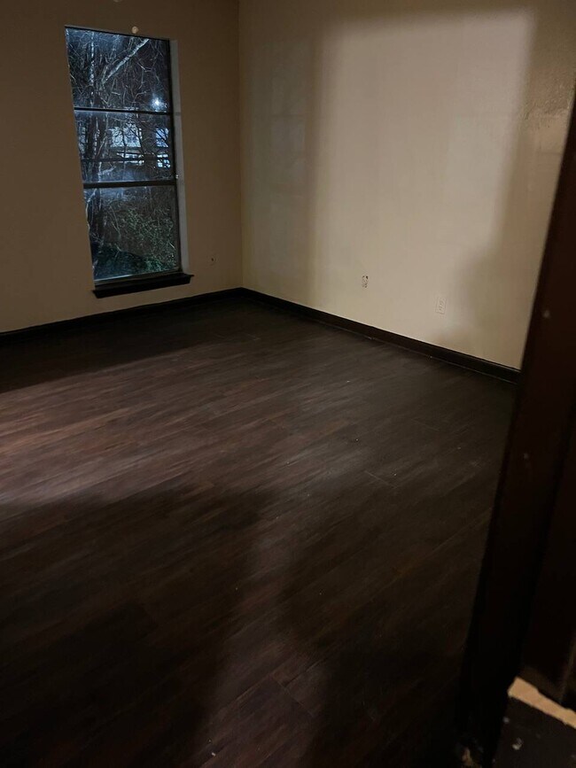 Building Photo - 2150 N Sherwood Forest Dr