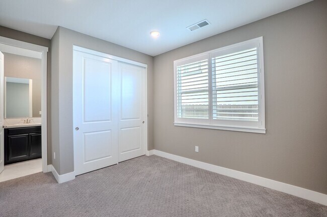 Building Photo - Fully furnished 3 bedroom / 3 bathroom plus an office.