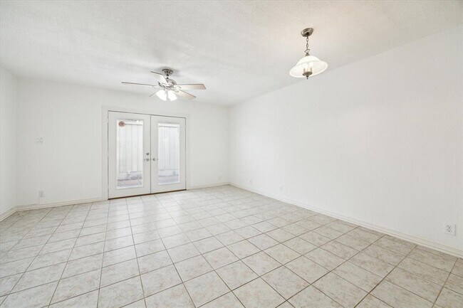 Building Photo - 6338 Chevy Chase Dr