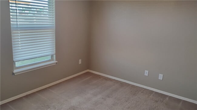 Building Photo - 100 Willow Dr