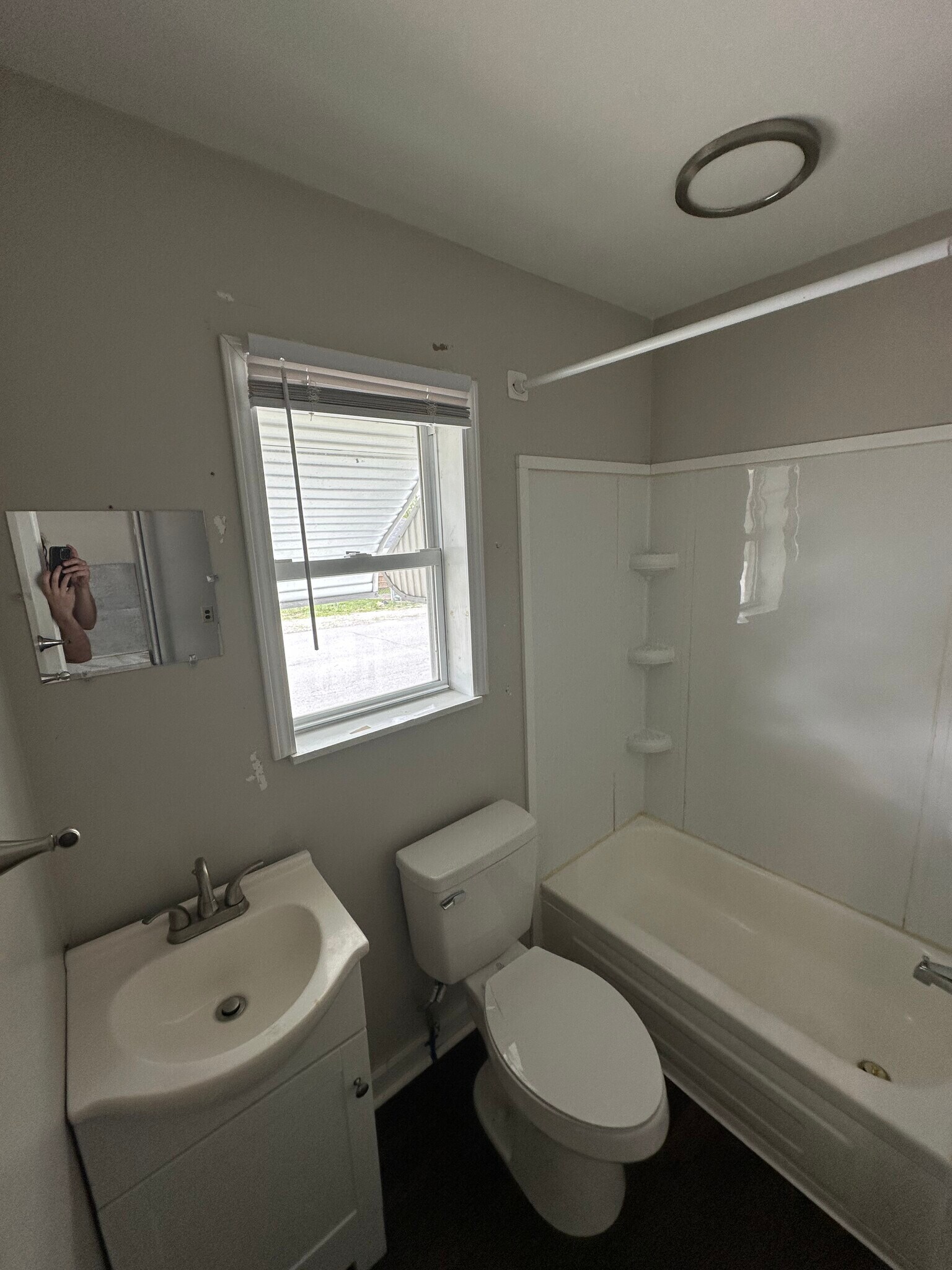 Building Photo - 841 Beecher St