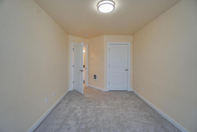 Building Photo - Beautiful Newer Townhome In Landover Sharmel