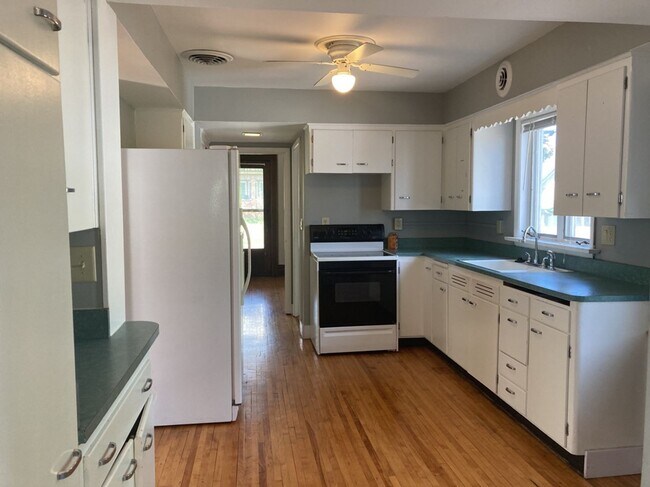 Building Photo - AVAILABLE JUNE - 4 Bed 1.5 Bath Spacious Home