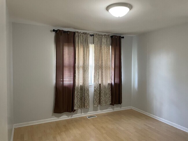 Building Photo - BEAUTIFUL 3 BED, 1.5 BATH BRICK HOME LOCAT...