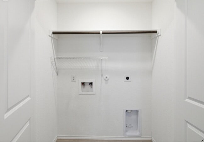 Building Photo - "Charming 4-Bedroom Haven in Saint Hedwig with 2 Full Baths and 1668 Sq Ft of Comfort!"