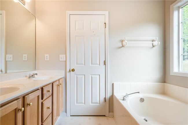 Building Photo - 227 Westwind Dr