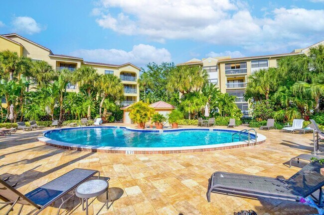 Building Photo - 300 Uno Lago Dr