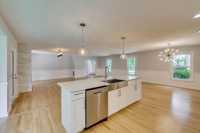 Building Photo - 2111 Huron Dr