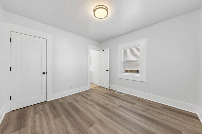 Building Photo - 3 Bed, 2 Bath, 1 Office/Guest - Fully Renovated Midtown Home