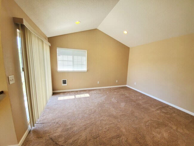 Building Photo - Beautiful Condo in Gilham