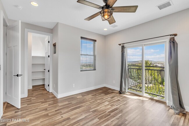 Building Photo - 1584 Majestic Way