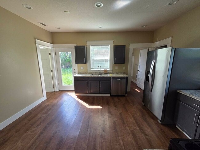 Building Photo - 5 Bedroom Home Corner Lot in N Portland