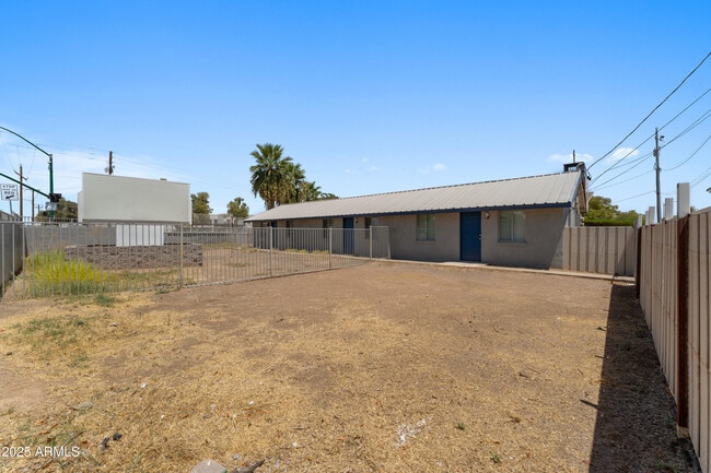 Building Photo - 1860 W Glenrosa Ave