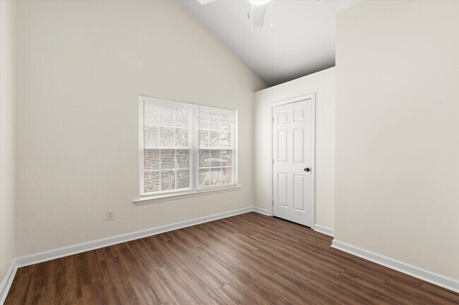 Building Photo - 735 Putnam Dr