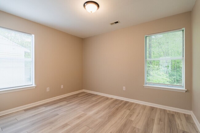Building Photo - 600-635 Hilltop Dr-HT 2-Story 2bd/1ba