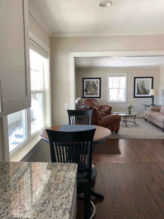 Building Photo - 615 Rice St E