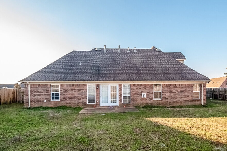 Building Photo - 2104 Eubanks Ln