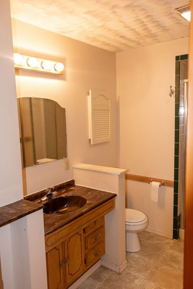 Building Photo - $2,100 | 3 Bedroom, 2 Bathroom House | Pet...