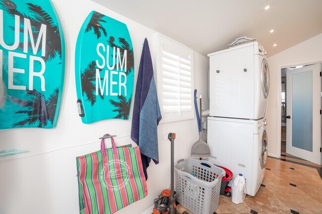 Building Photo - 204 30th St