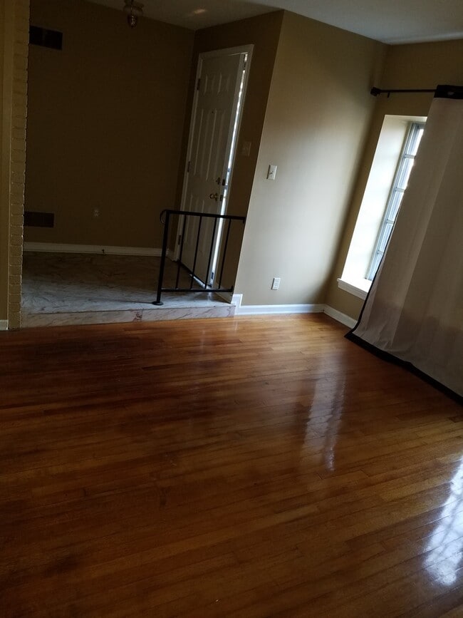 Building Photo - Updated 3BR 1.5 bat